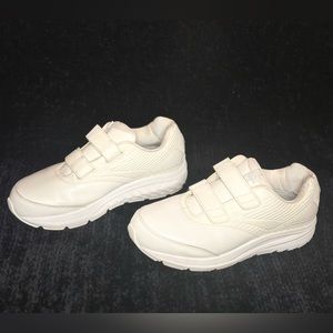 BROOKS Addiction Walker V-Strap White/Cream Sneakers Wm Size 10 Wide
